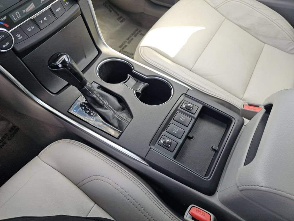 Used 2017 Toyota Camry XLE w/ Moonroof Package FWD image 33
