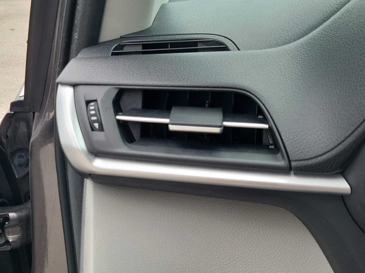 Used 2024 Toyota Sienna XLE FWD image 34