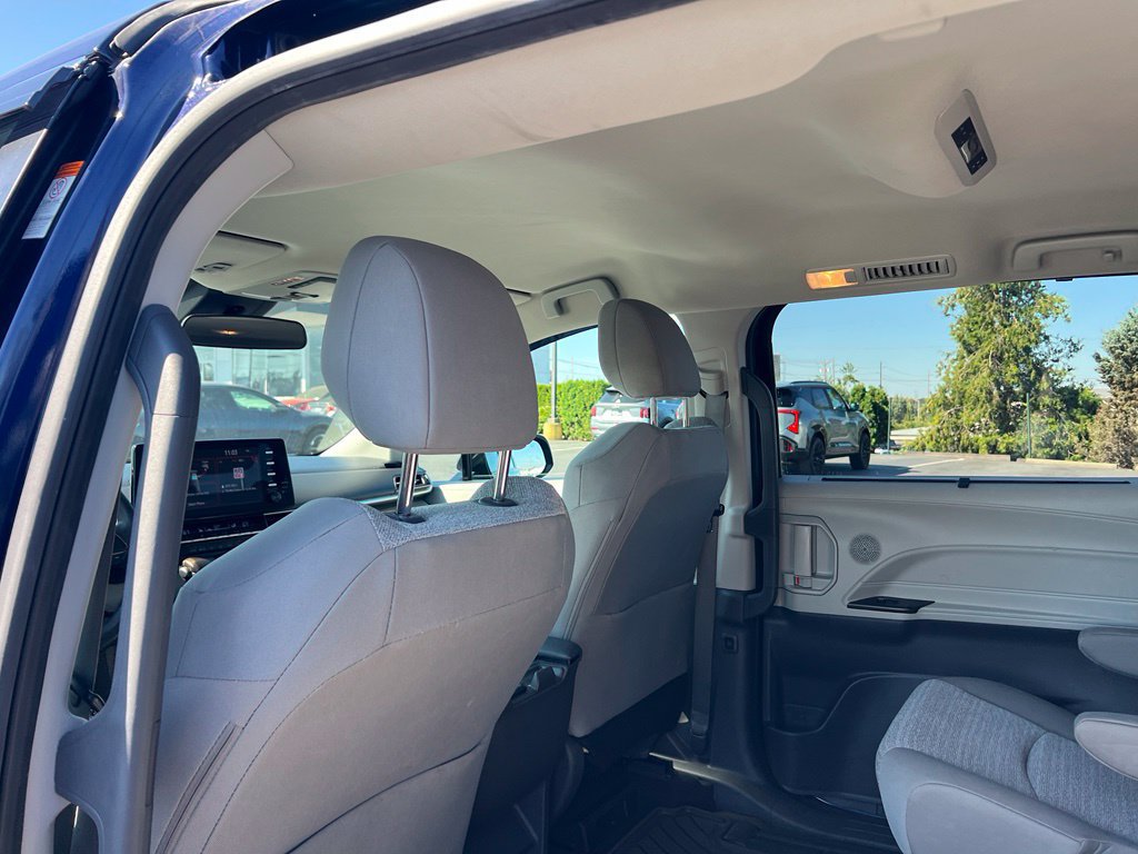 Used 2021 Toyota Sienna LE AWD/4WD image 11