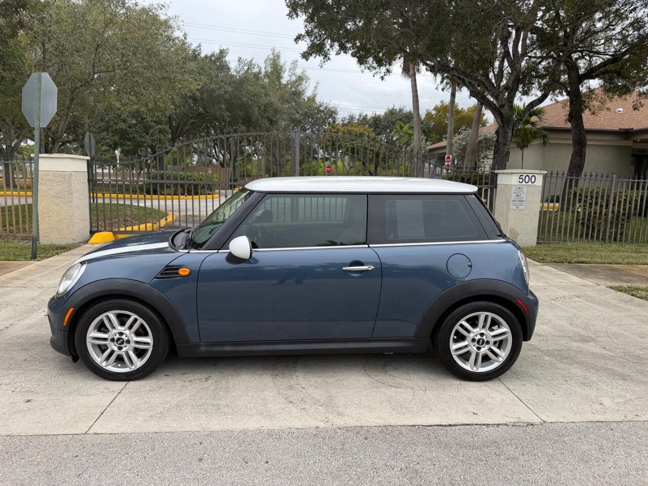 Used 2011 MINI Cooper Hardtop image 2