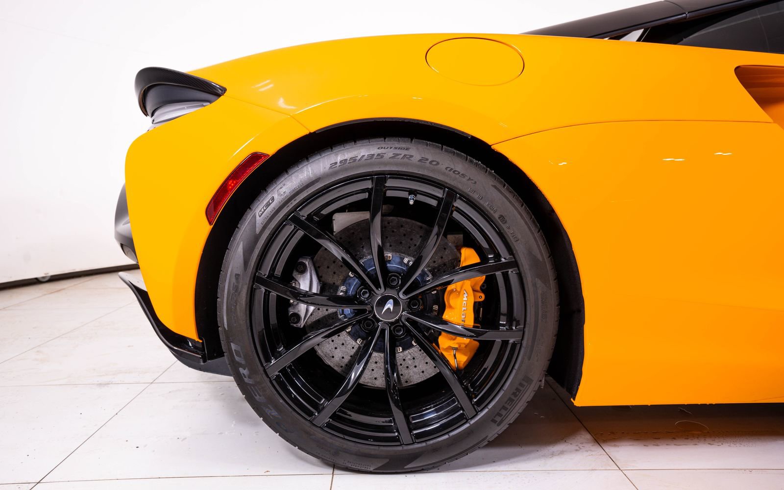 Used 2024 McLaren Artura RWD image 17