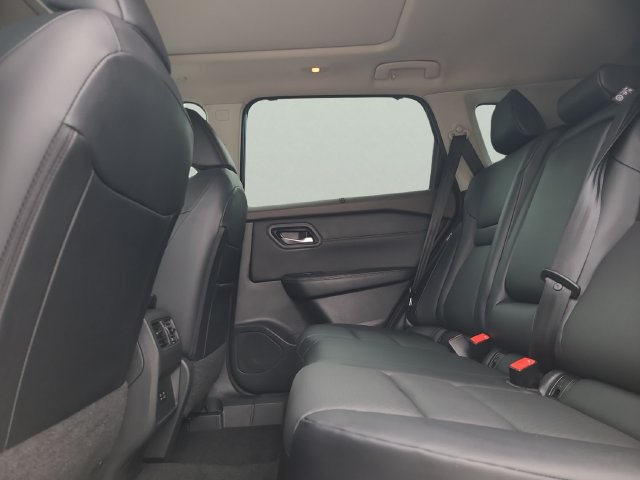 Used 2023 Nissan Rogue SV w/ SV Premium B Package FWD image 12