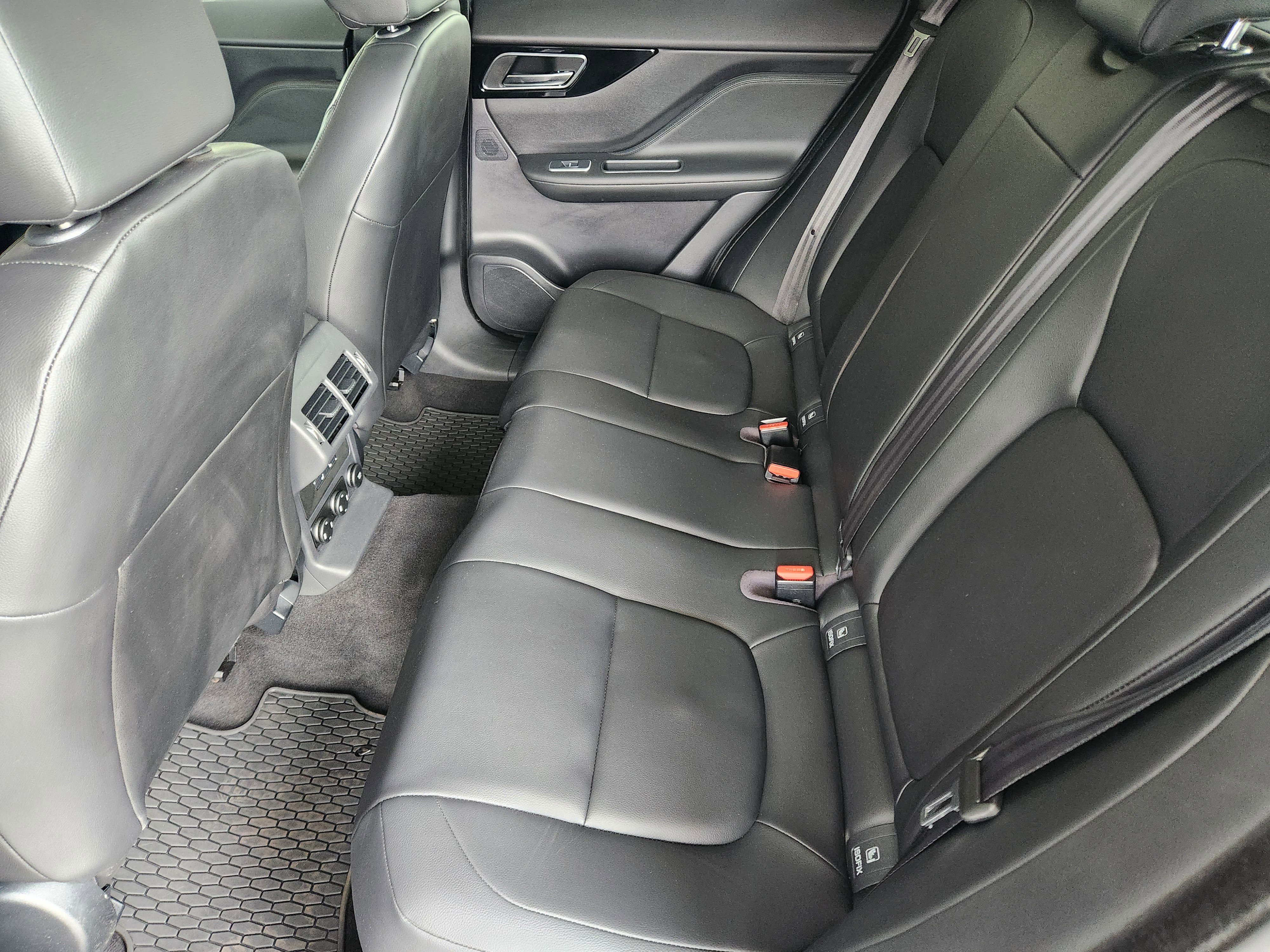 Used 2019 Jaguar F-PACE Premium image 18