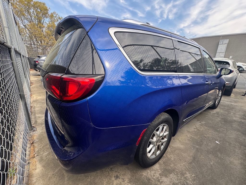 Used 2020 Chrysler Pacifica Touring-L image 6
