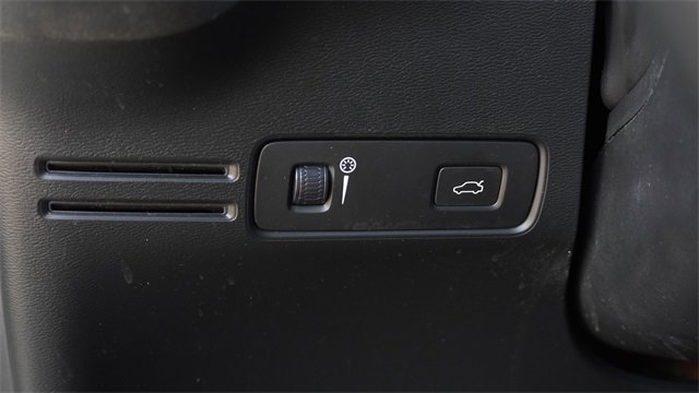 Used 2021 Volvo XC40 T5 Inscription w/ Advanced Package image 23