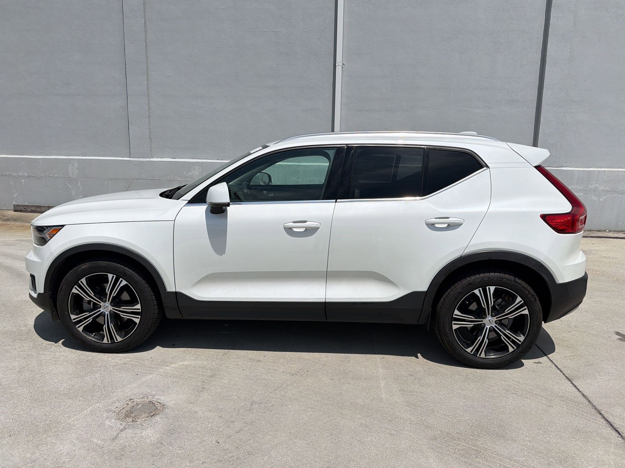 Used 2021 Volvo XC40 T4 Inscription w/ Climate Package FWD image 2