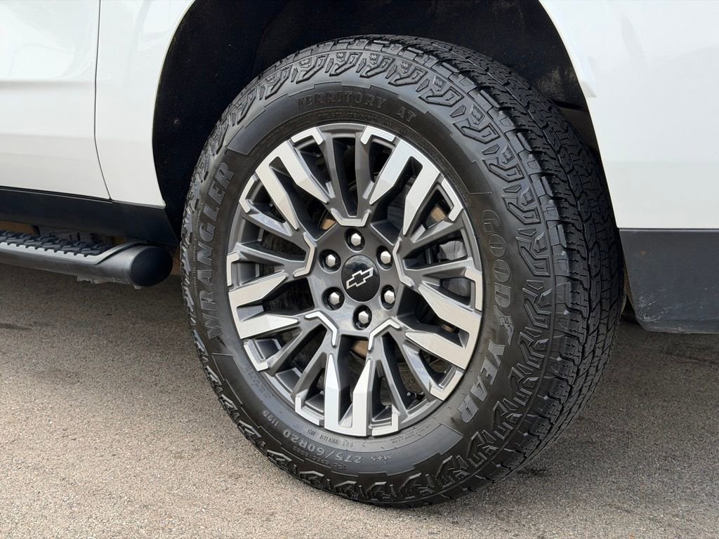 Used 2025 Chevrolet Suburban Z71 AWD/4WD image 27