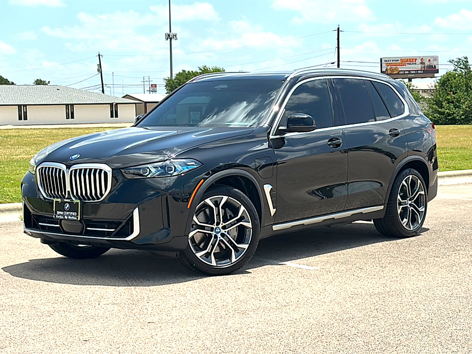 Certified 2025 BMW X5 xDrive50e w/ Premium Package AWD/4WD image 2