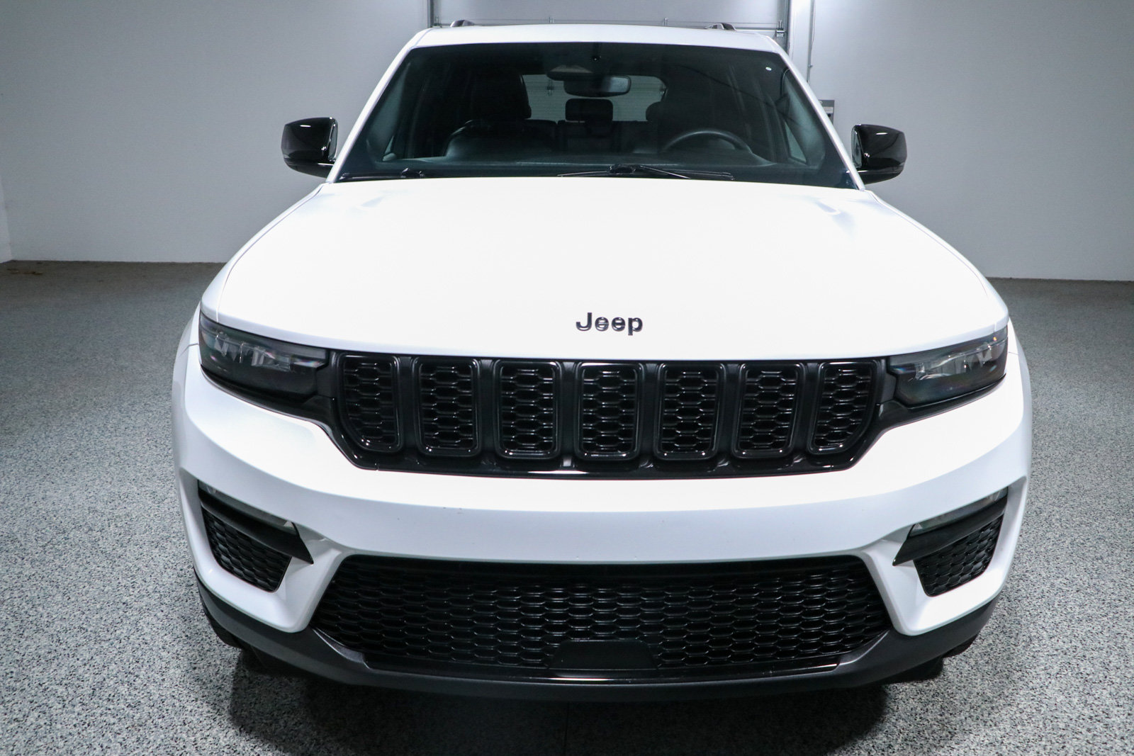 Used 2024 Jeep Grand Cherokee Limited w/ Black Appearance Package AWD/4WD image 4