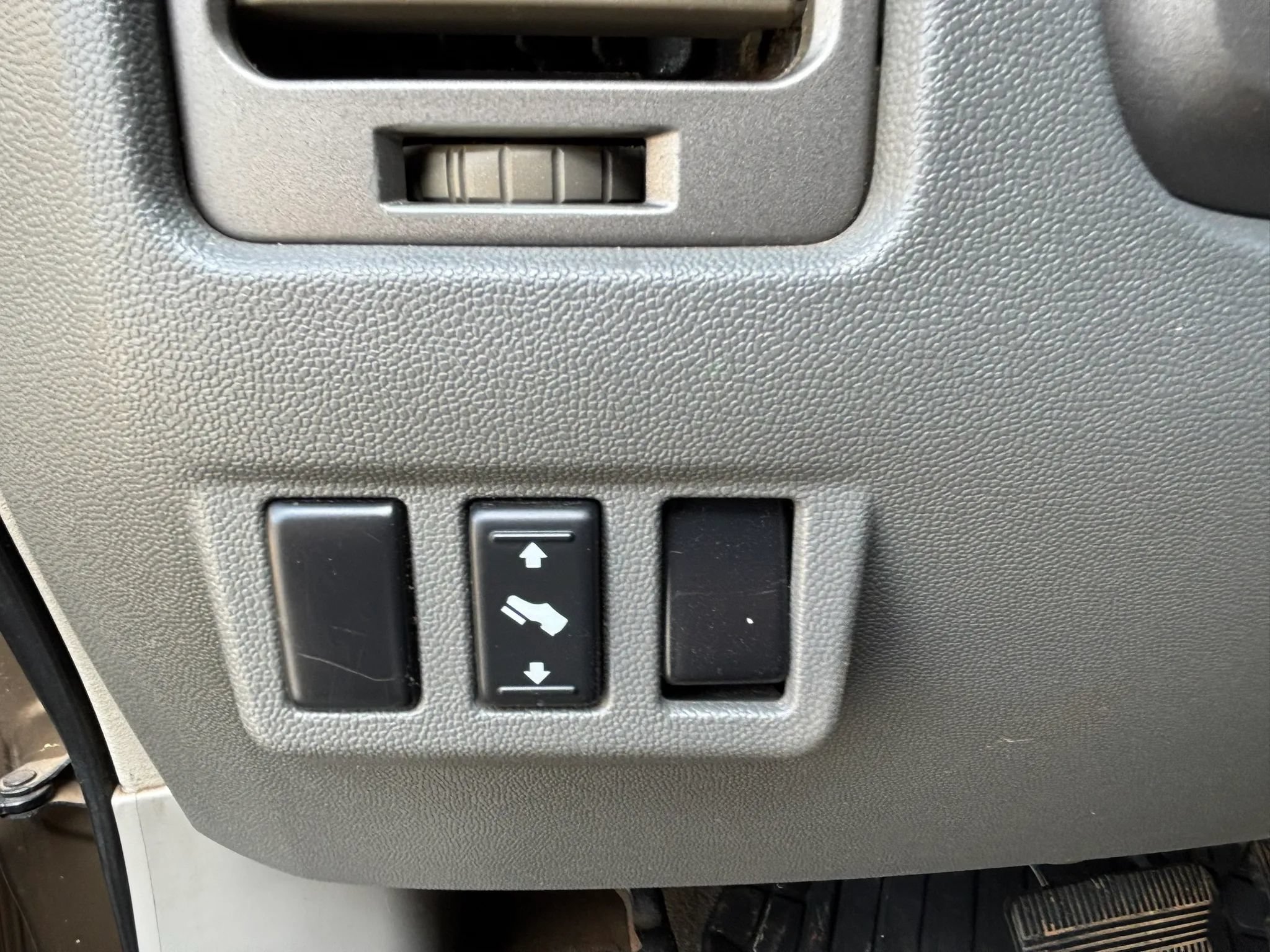 Used 2004 Nissan Titan LE w/ (Tow) Big Tow Pkg AWD/4WD image 11