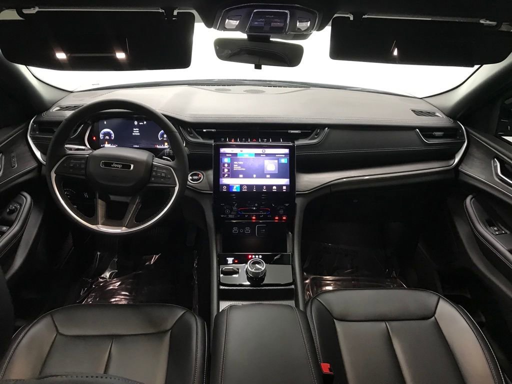 Used 2025 Jeep Grand Cherokee Limited image 27