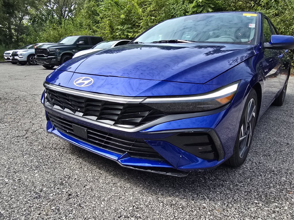 Used 2025 Hyundai Elantra SEL FWD image 12