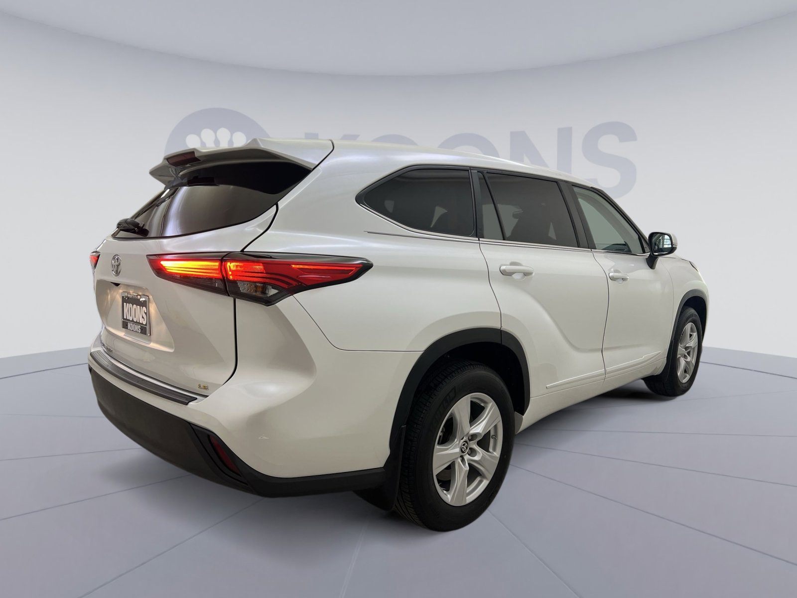 Used 2023 Toyota Highlander LE image 5