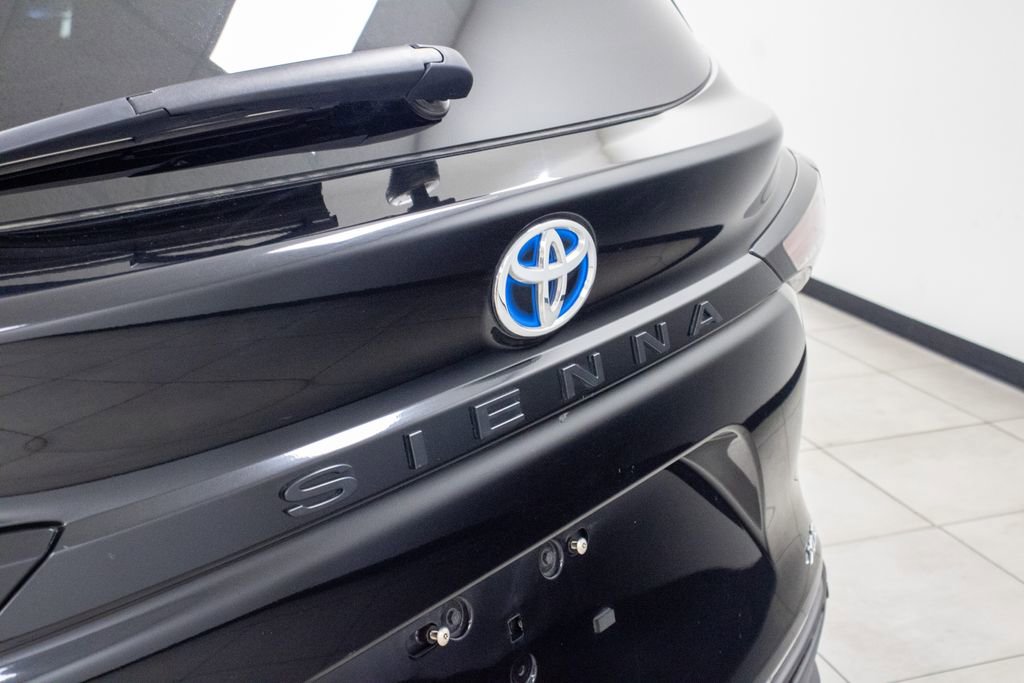 Used 2025 Toyota Sienna XLE image 11