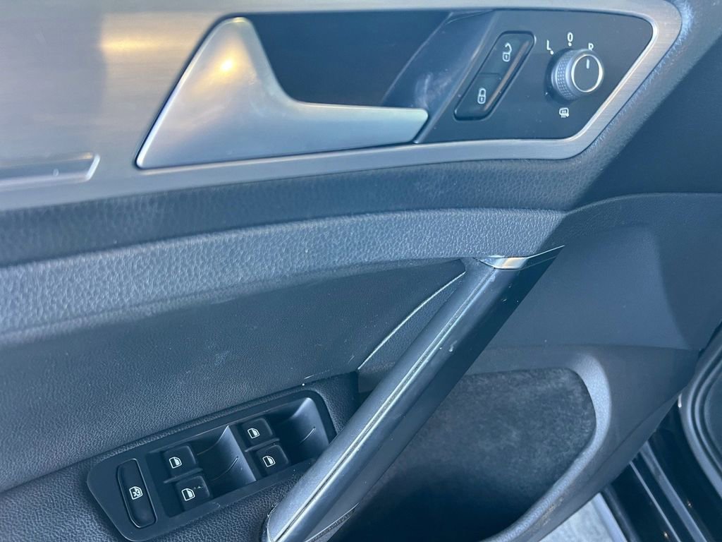 Used 2015 Volkswagen Golf S image 22