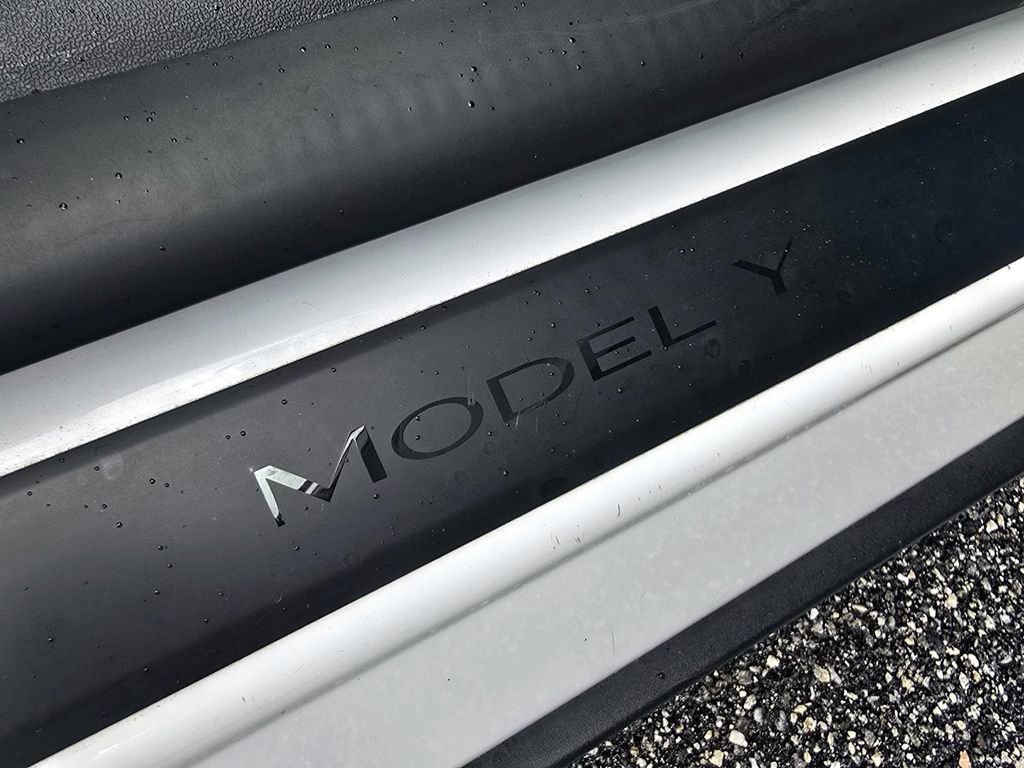 Used 2022 Tesla Model Y Long Range image 32