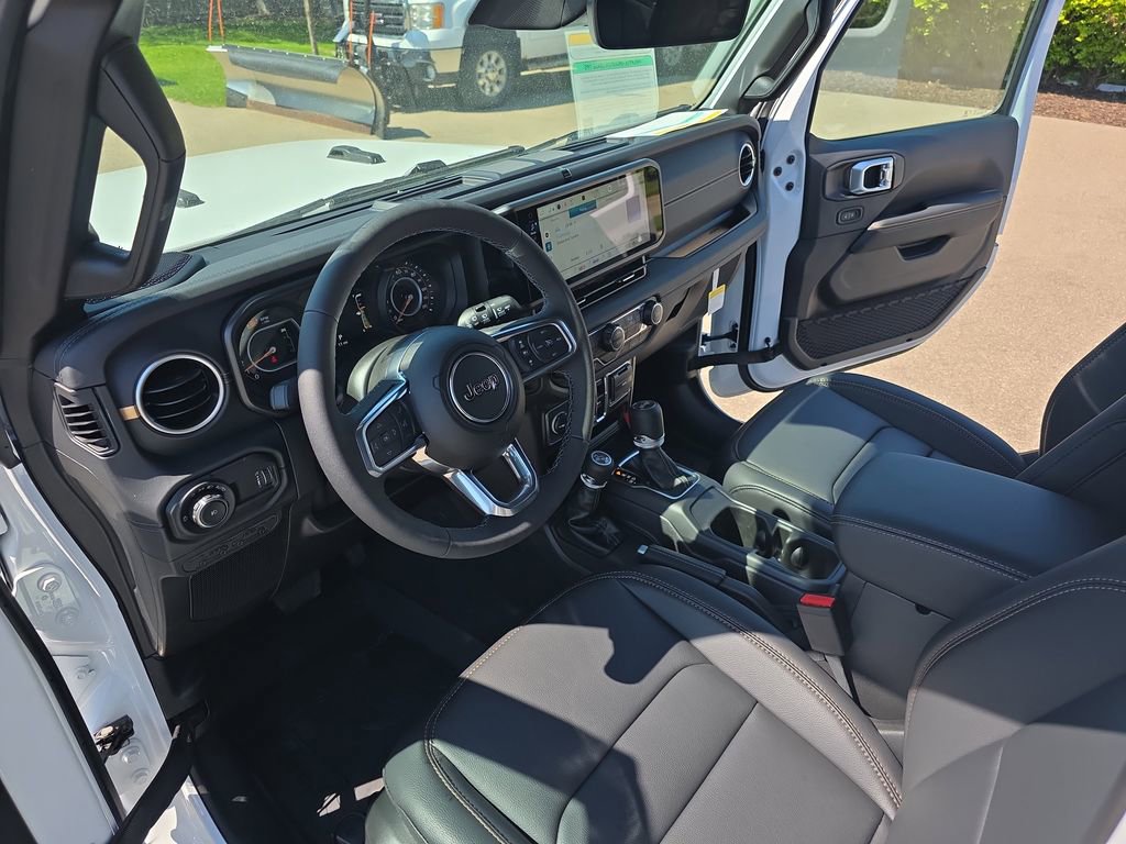 New 2026 Jeep Wrangler Unlimited Sahara AWD/4WD image 15