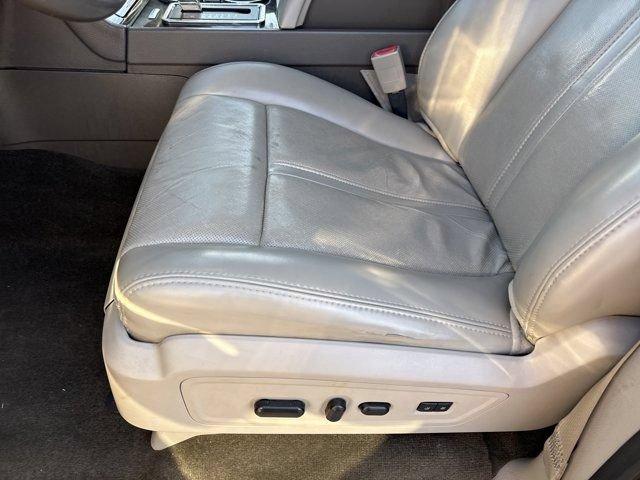 Used 2017 Lincoln Navigator Select RWD image 12