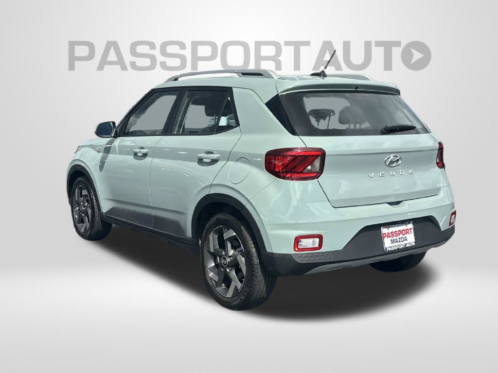 Used 2025 Hyundai Venue SEL FWD image 2