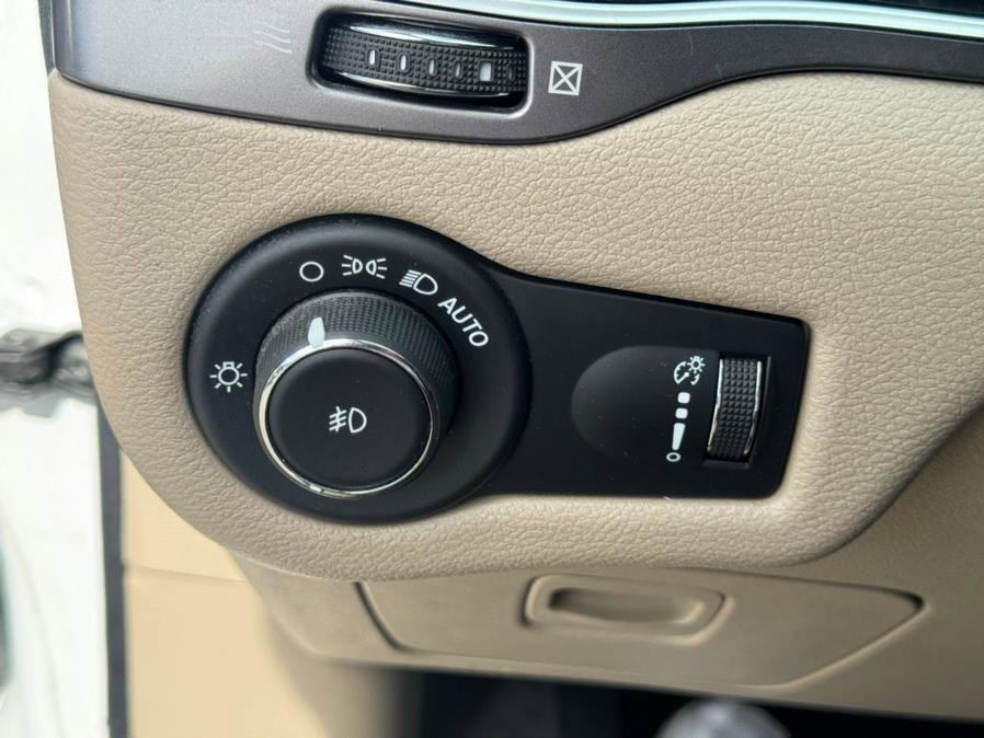 Used 2019 Jeep Cherokee Latitude w/ Cold Weather Group image 22