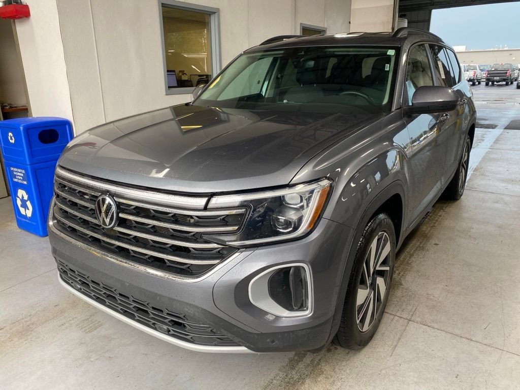 Used 2025 Volkswagen Atlas SE AWD/4WD image 2