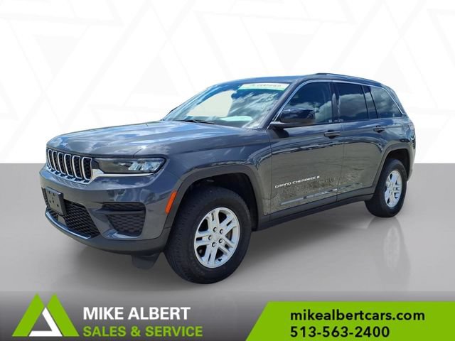 Used 2023 Jeep Grand Cherokee Laredo AWD/4WD image 3