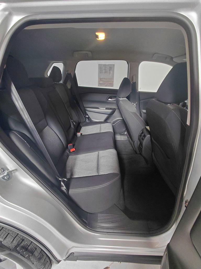 Used 2024 Nissan Rogue SV AWD/4WD image 16