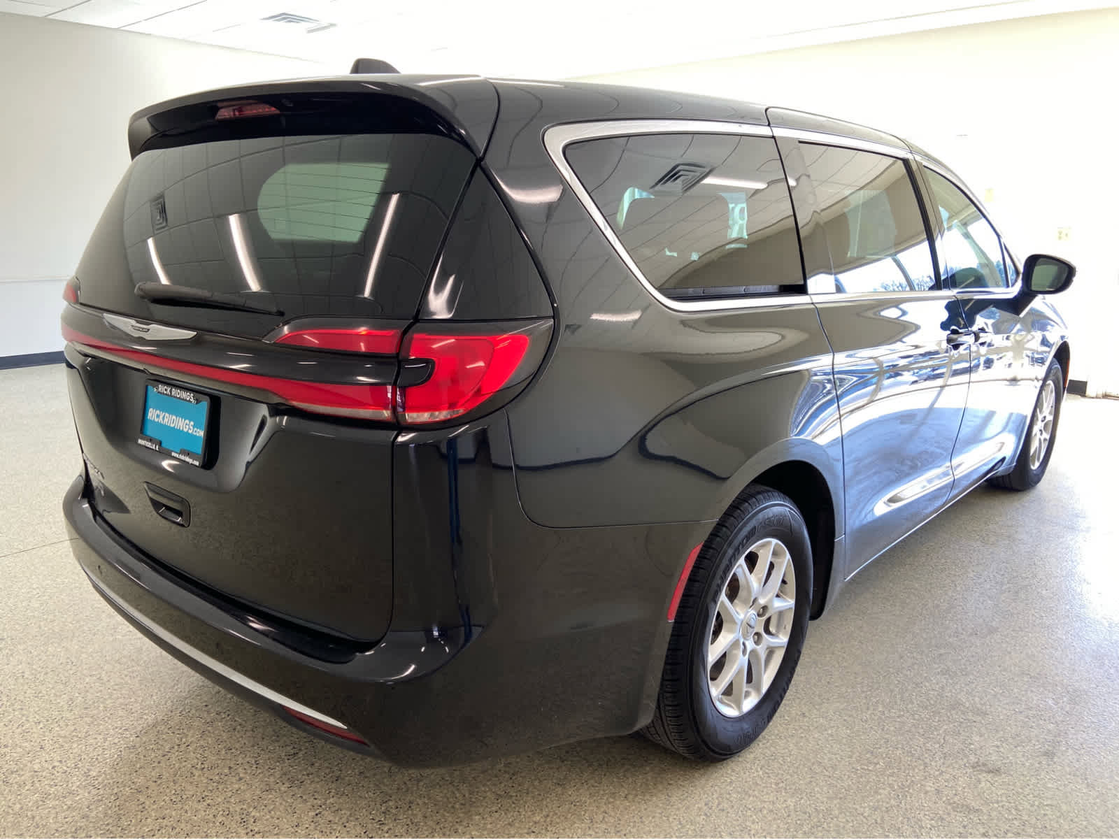 Used 2023 Chrysler Pacifica Touring-L image 5