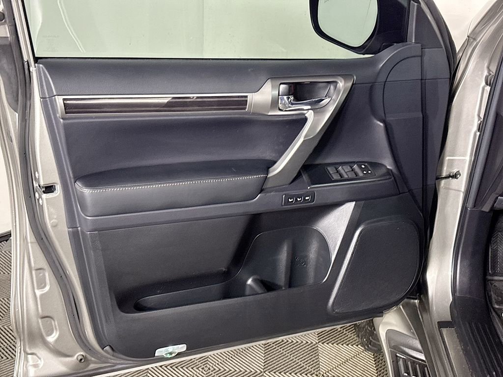 Used 2023 Lexus GX 460 Luxury w/ Sport Design Package AWD/4WD image 10