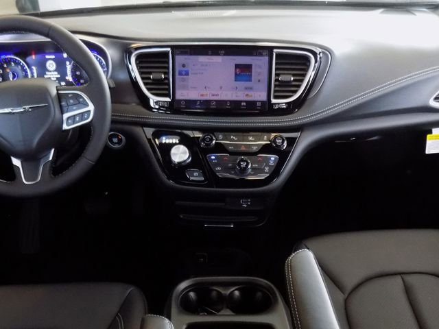 New 2026 Chrysler Pacifica Select image 14