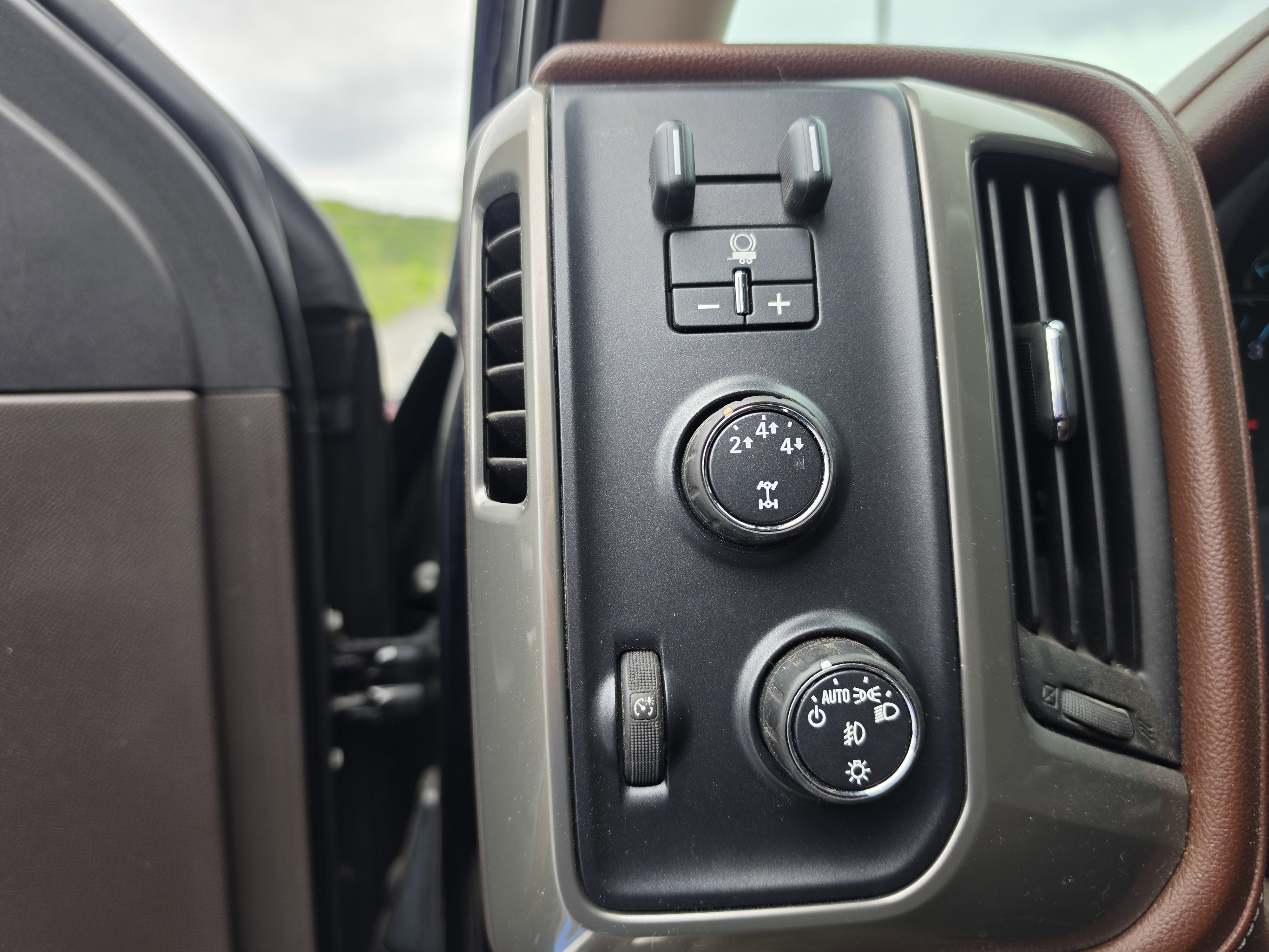 Used 2015 Chevrolet Silverado 2500 High Country w/ Duramax Plus Package AWD/4WD image 19
