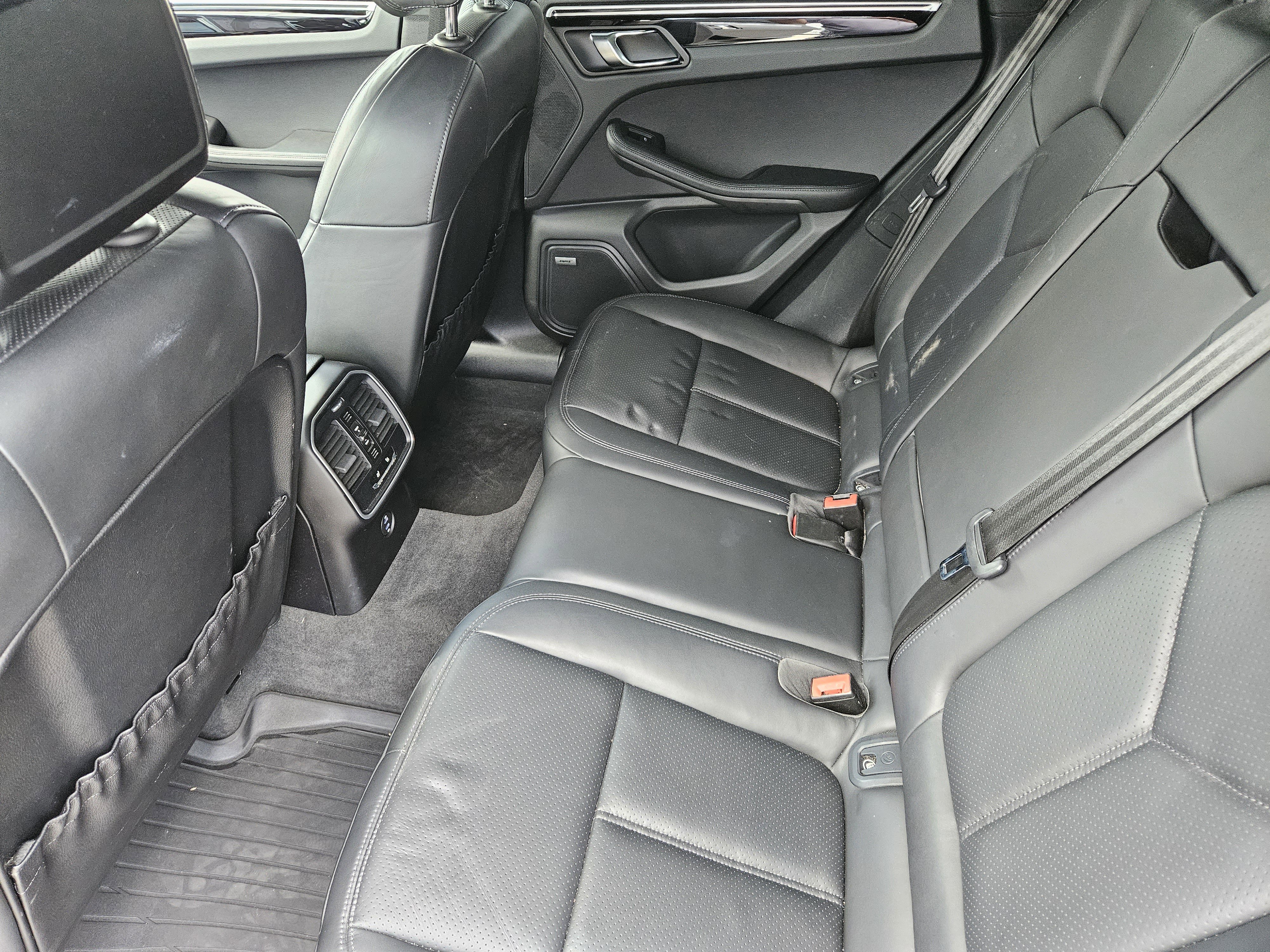 Certified 2022 Porsche Macan AWD/4WD image 28
