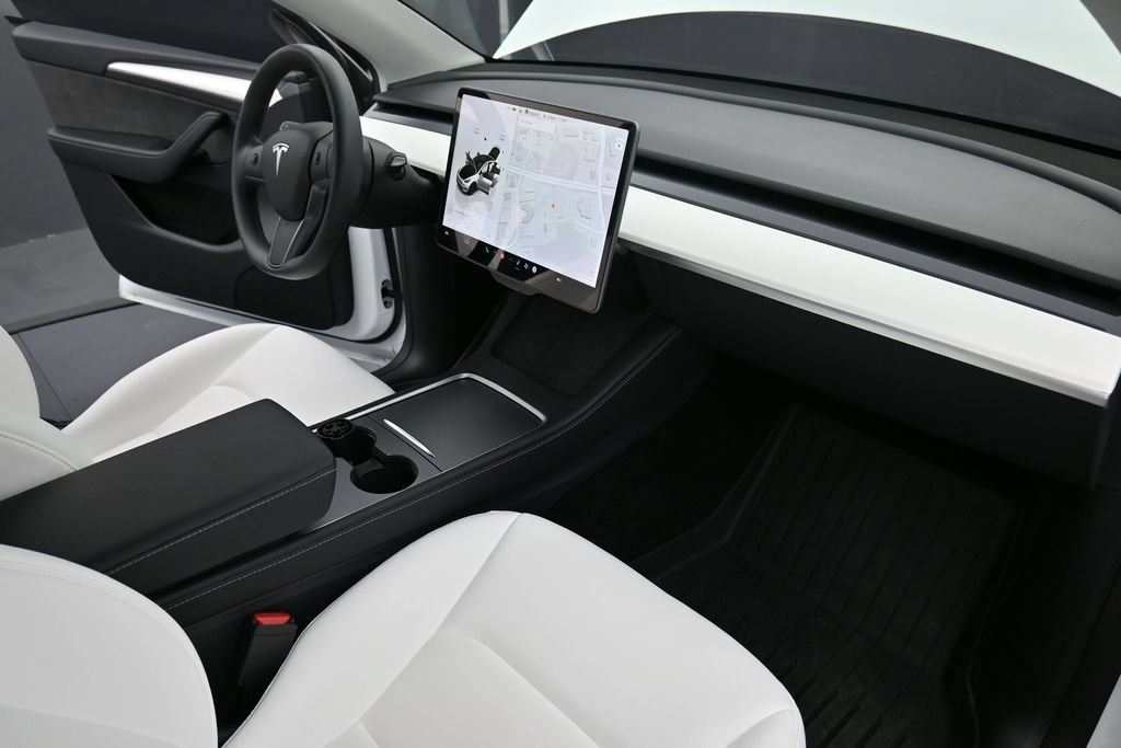 Used 2025 Tesla Model Y Long Range RWD image 19