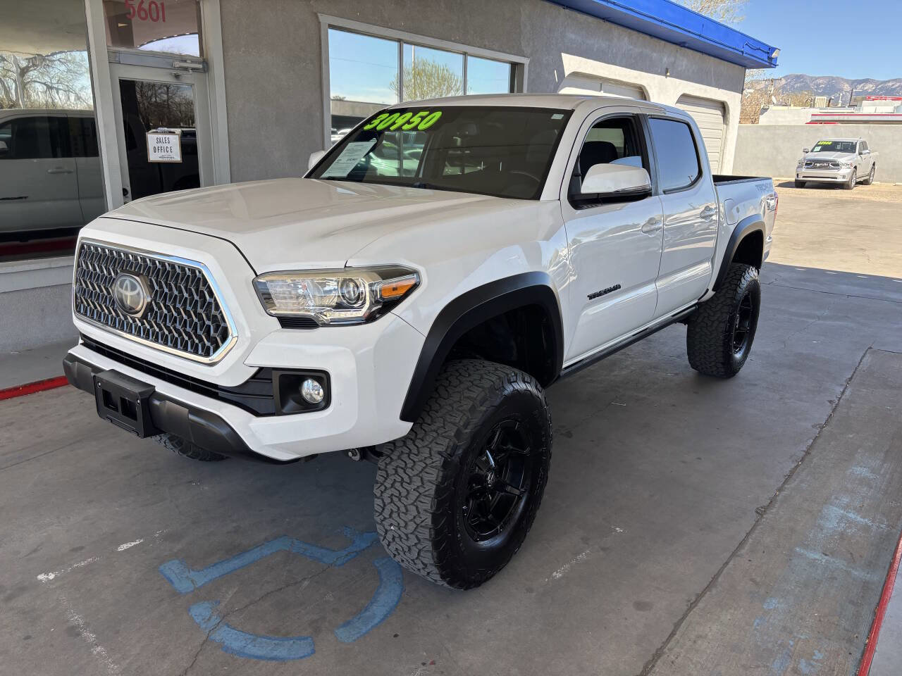 Used 2019 Toyota Tacoma TRD Off-Road w/ Technology Package AWD/4WD image 3