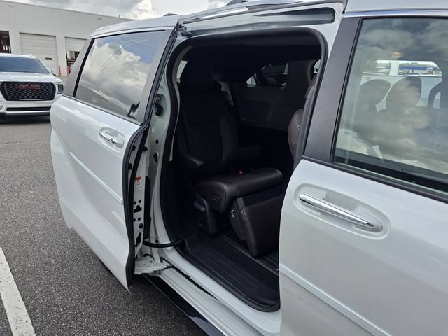 Used 2024 Toyota Sienna Platinum AWD/4WD image 12