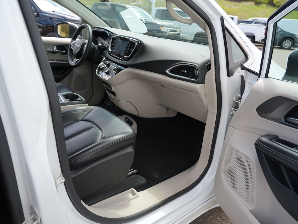 Used 2023 Chrysler Pacifica Touring-L FWD image 27