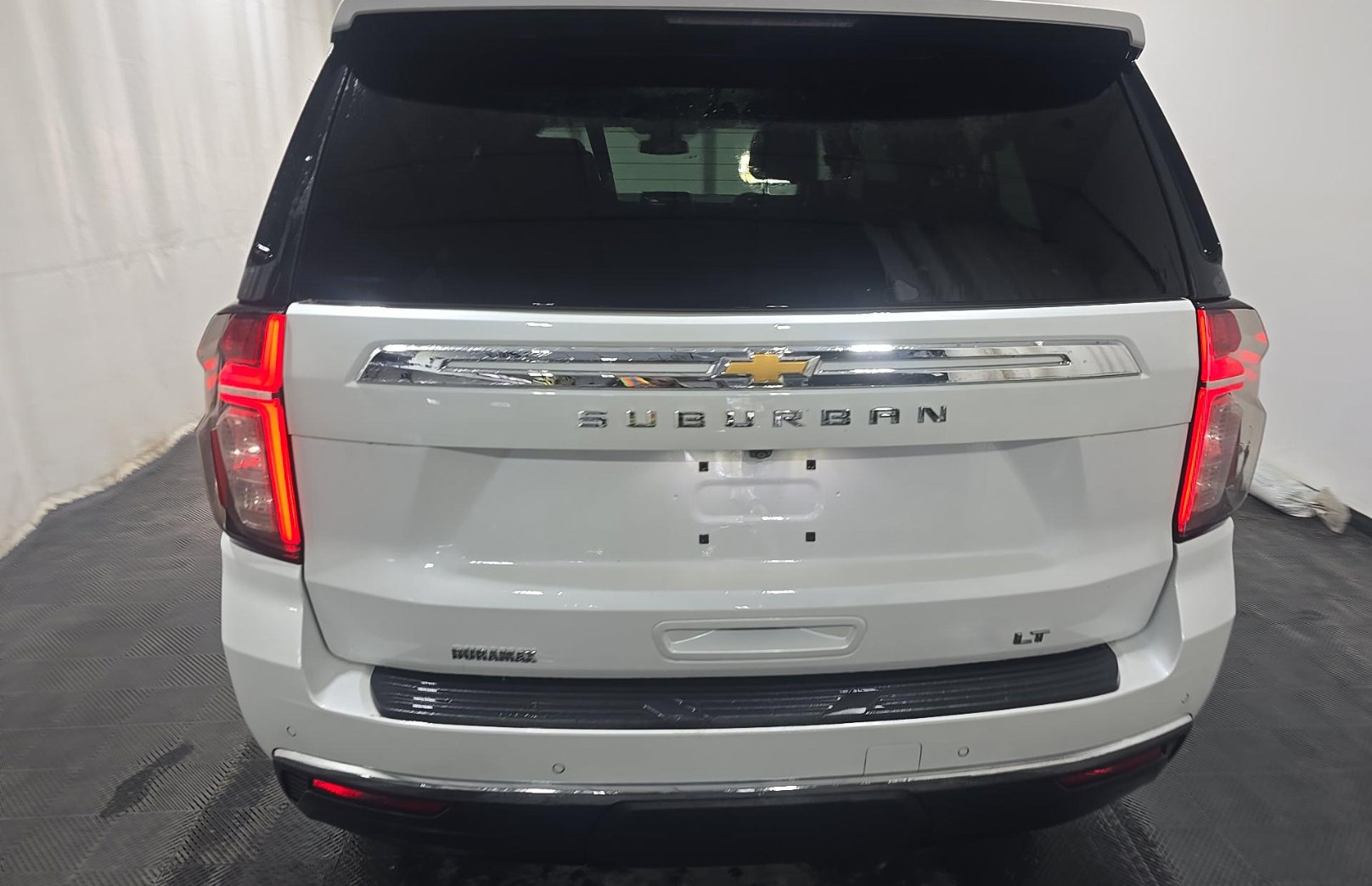 Used 2023 Chevrolet Suburban LT w/ Luxury Package AWD/4WD image 5