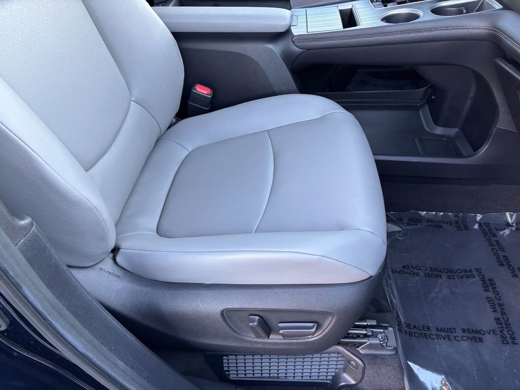 Used 2025 Toyota Sienna XLE image 37