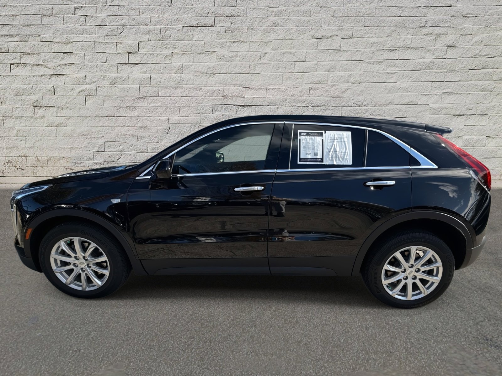 Used 2023 Cadillac XT4 Luxury w/ Cold Weather Package image 8