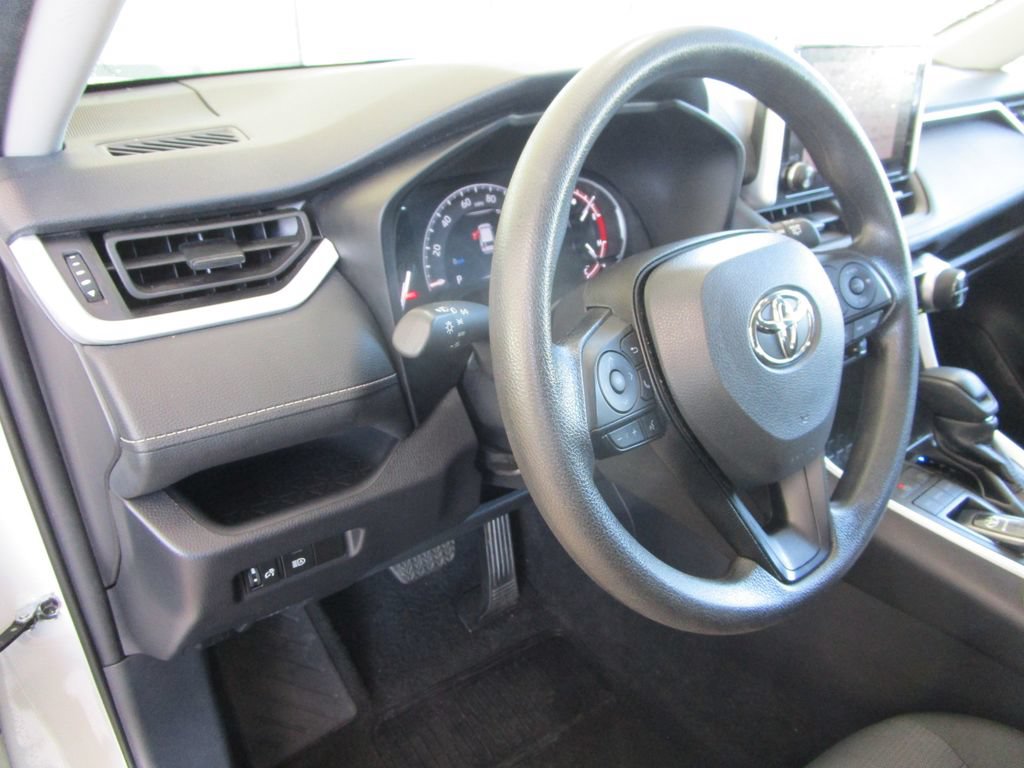 Used 2025 Toyota RAV4 XLE FWD image 23