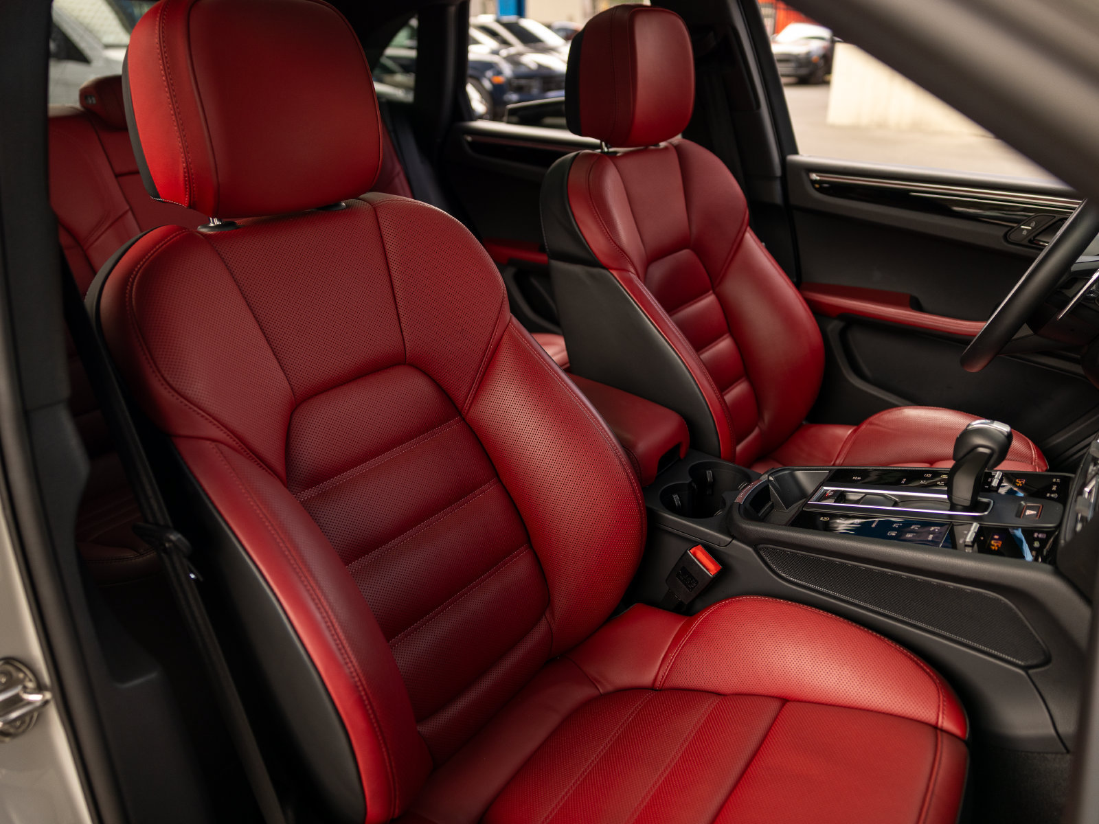 Certified 2026 Porsche Macan AWD/4WD image 34