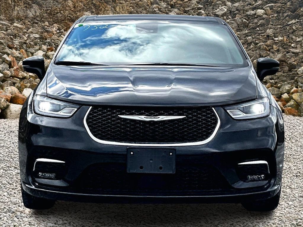 Used 2023 Chrysler Pacifica Touring-L image 3