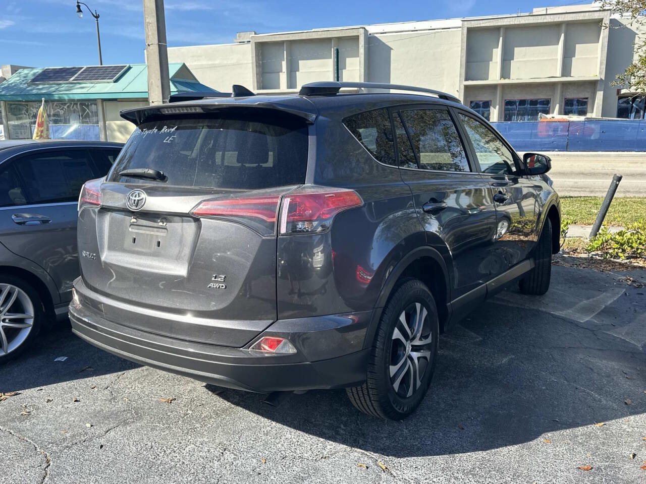Used 2018 Toyota RAV4 LE image 3
