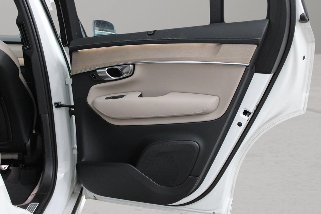 Certified 2025 Volvo XC90 B5 Ultra AWD/4WD image 29