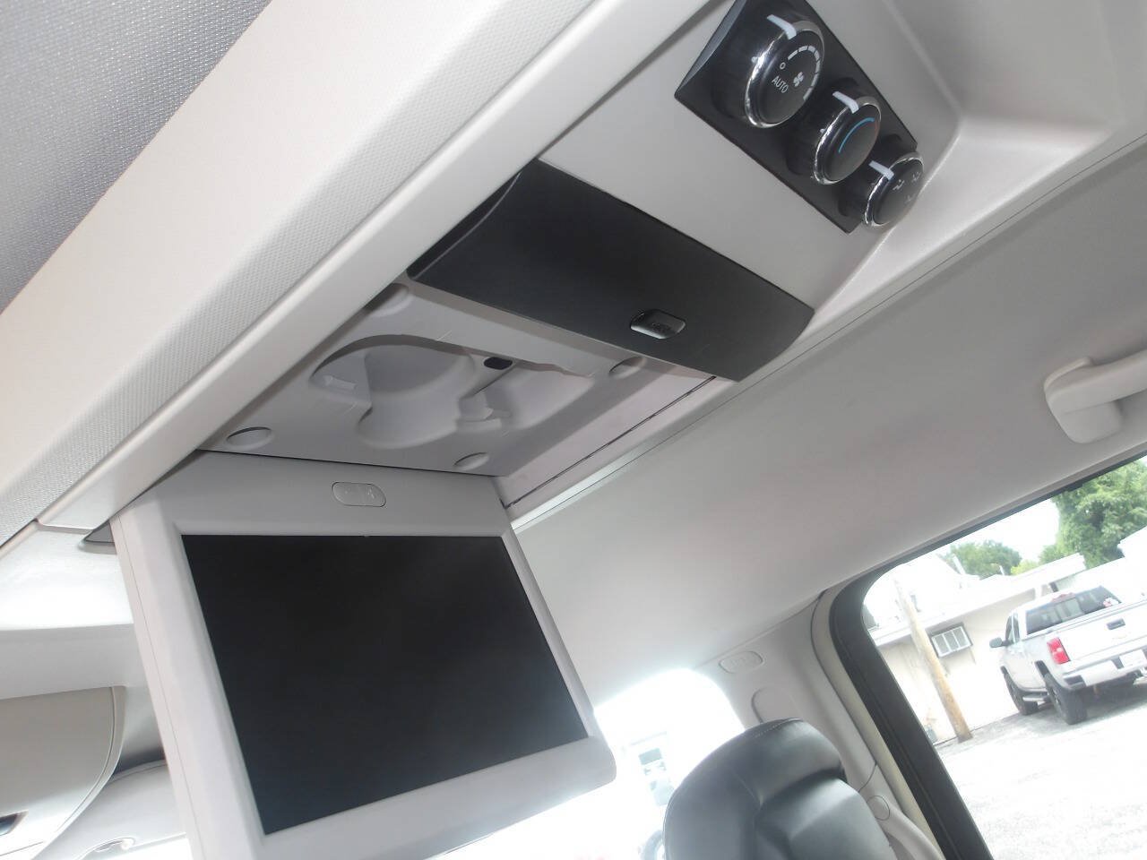 Used 2014 Chrysler Town & Country Touring-L FWD image 9