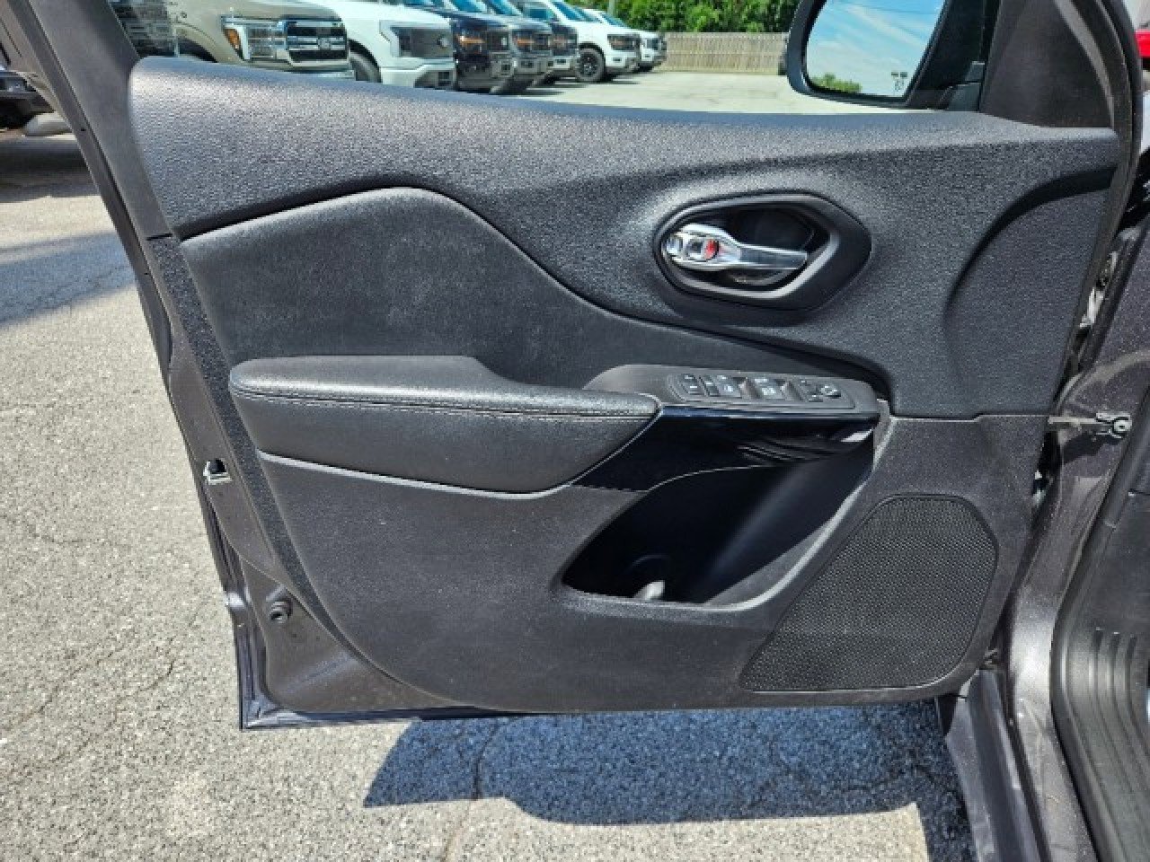 Used 2023 Jeep Cherokee Altitude Lux image 19