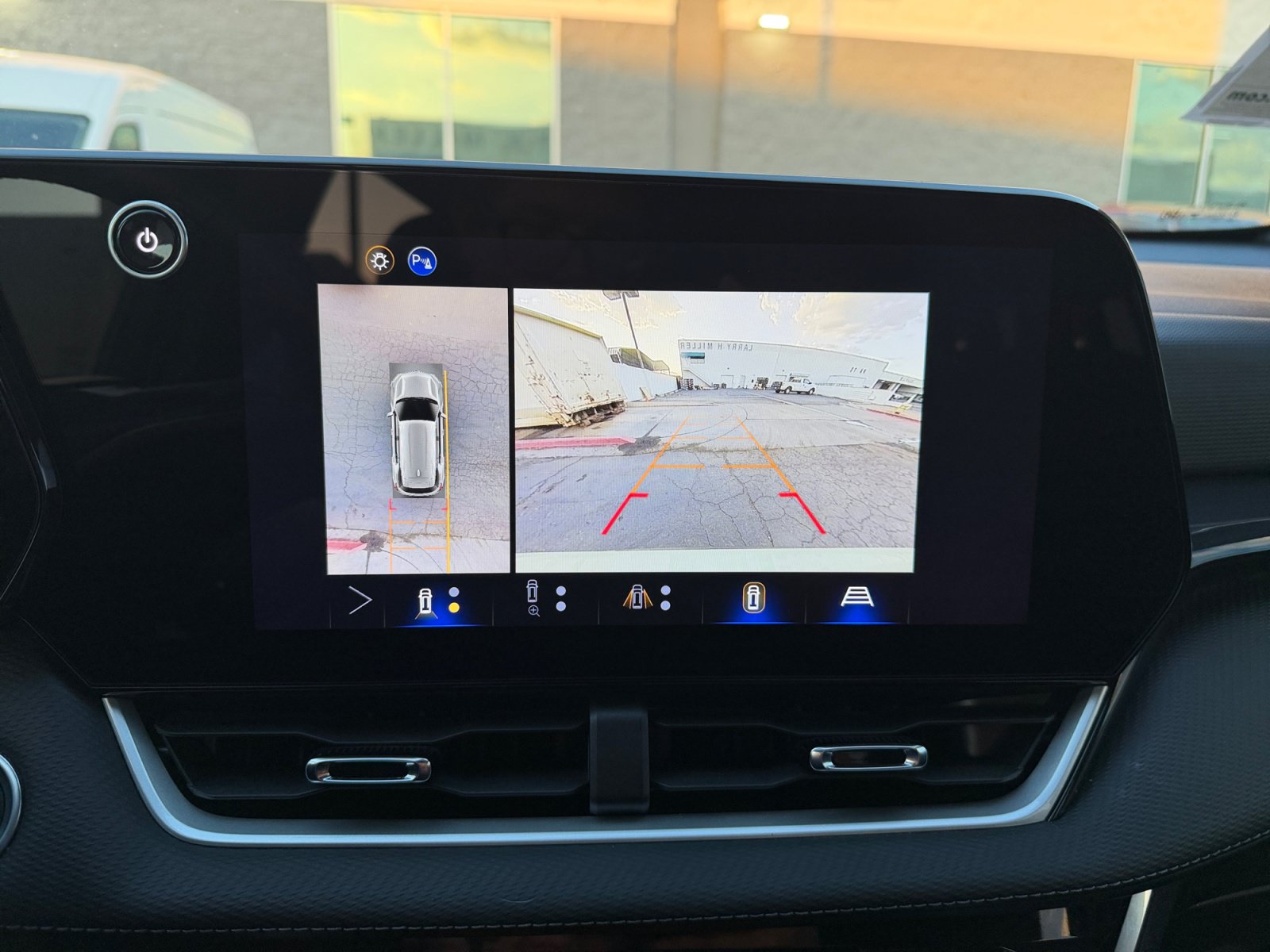 Used 2025 Chevrolet Equinox LT w/ Safety and Technology Package FWD image 23