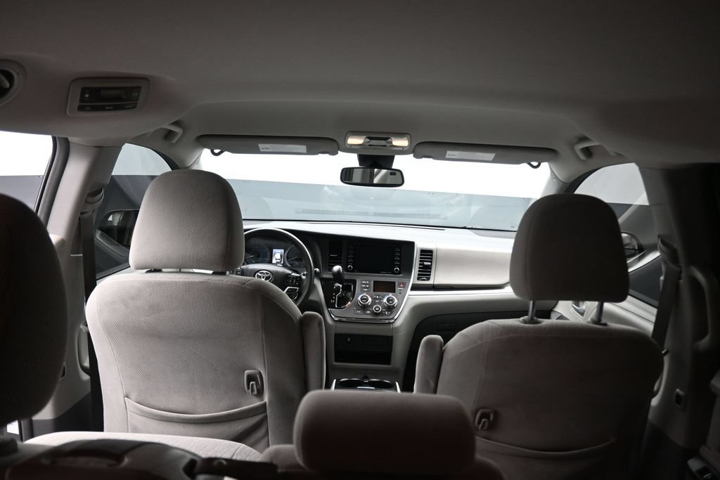 Used 2018 Toyota Sienna LE w/ Carpet Mat Package FWD image 39