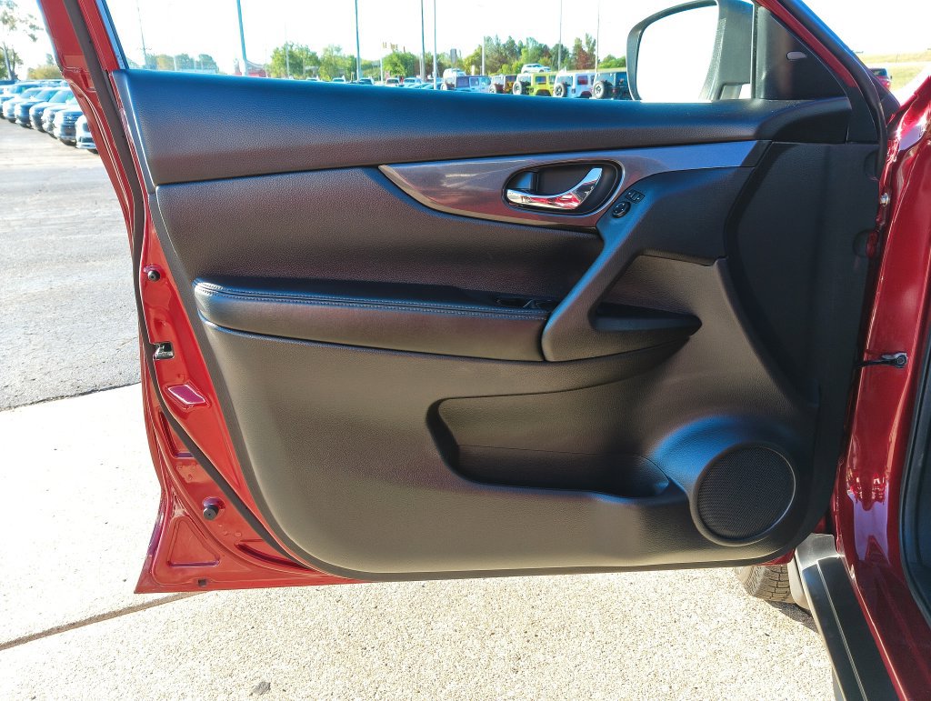 Used 2020 Nissan Rogue S AWD/4WD image 18