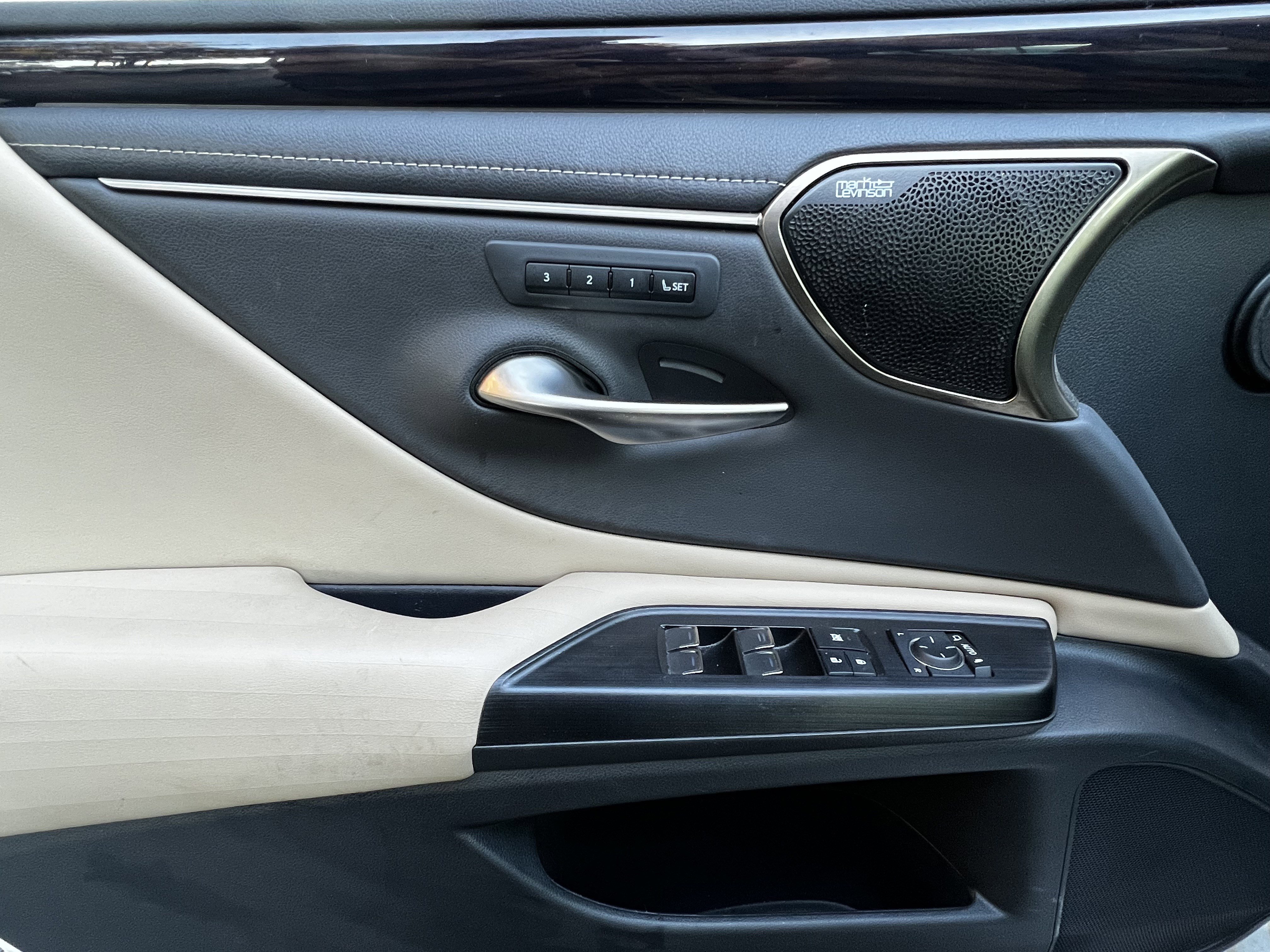 Used 2021 Lexus ES 300h Ultra Luxury w/ Accessory Package 2 image 13